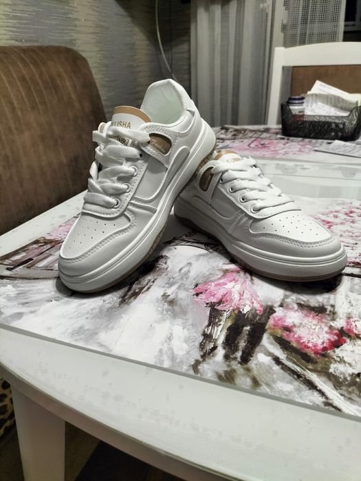 Продам новые кроссовки