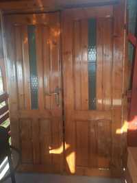 Vand usa de intrare din lemn de brad, in stare excelenta