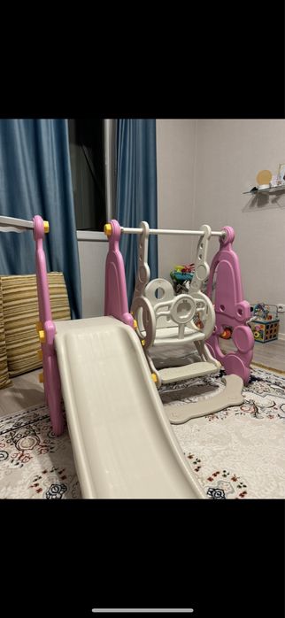 Продм яркую детскую горку с качелями