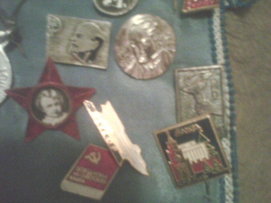 Продавам колекция български и чужди значки