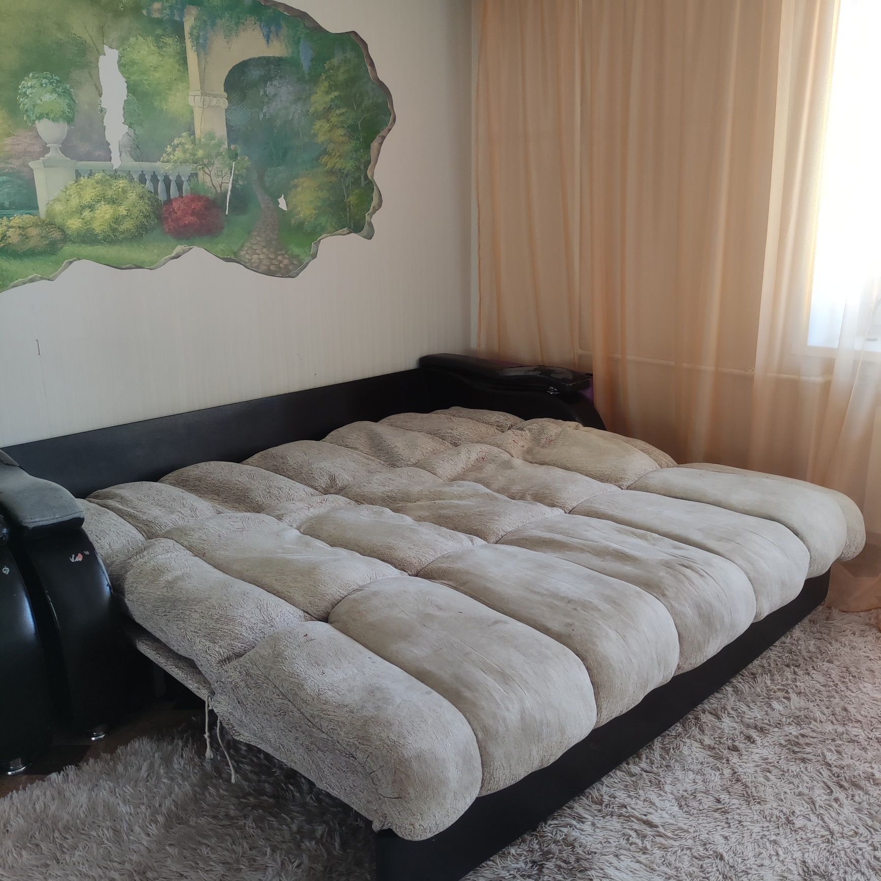 Продам диван  и кресло,в подарок чехлы и ковры