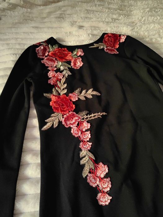 Черна рокля с мотиви цветя