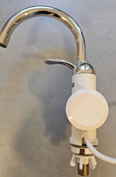 Instant apa calda, electric, tip robinet, Ferroli Storm, digital 3 kW