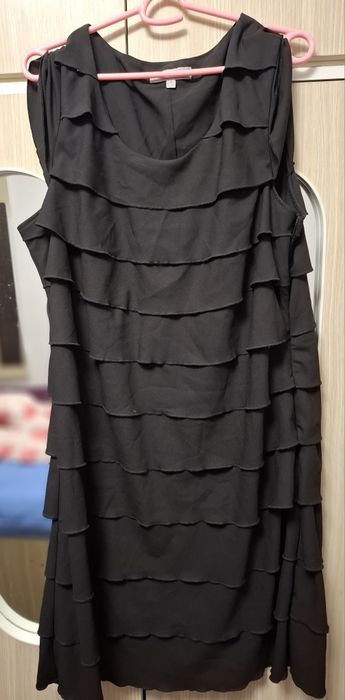 Vând 2 rochii una de seara iar una de zi înflorată din H&M