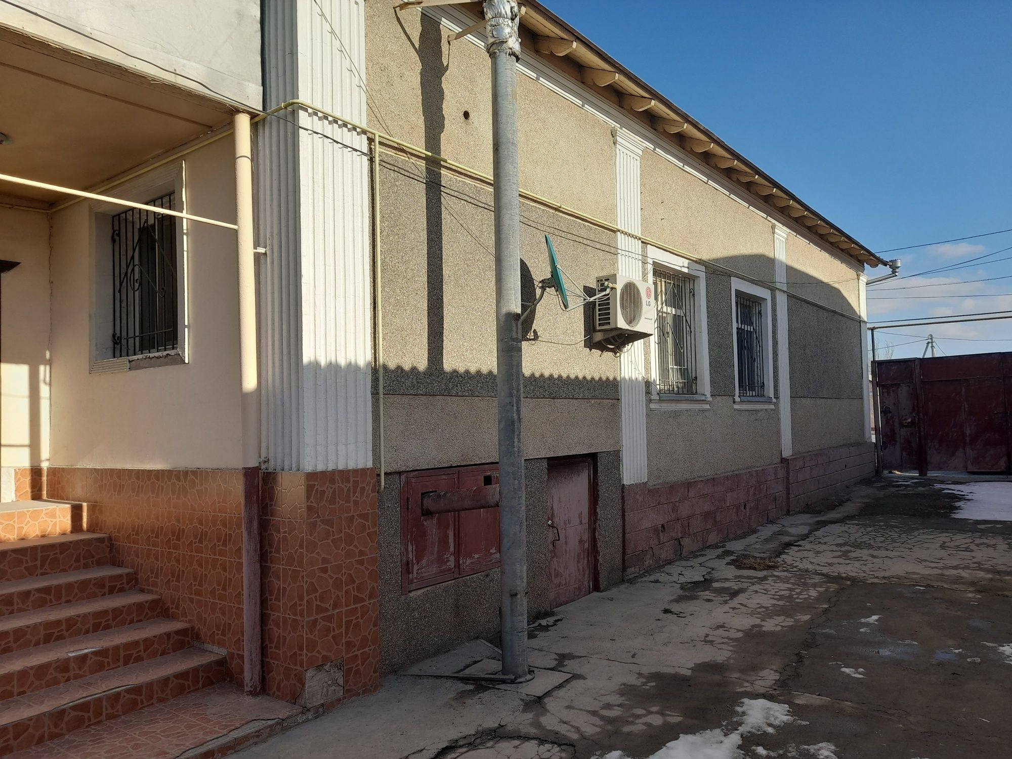 Продаётся большой дом с мансардой в городе Туркестан вдоль трассы