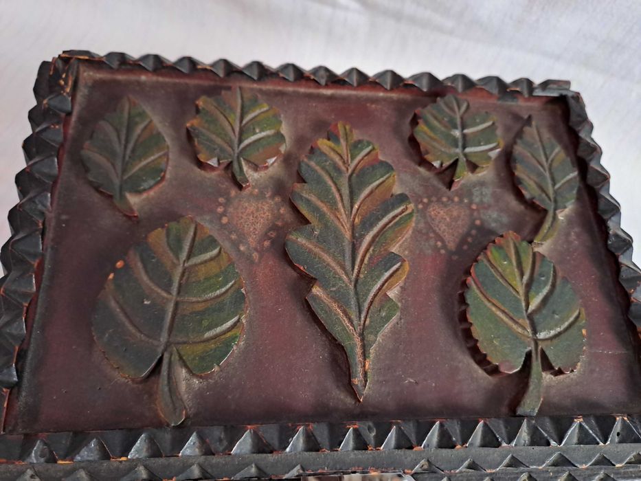 cutie veche lemn detalii tramp art 26/19/18 cm