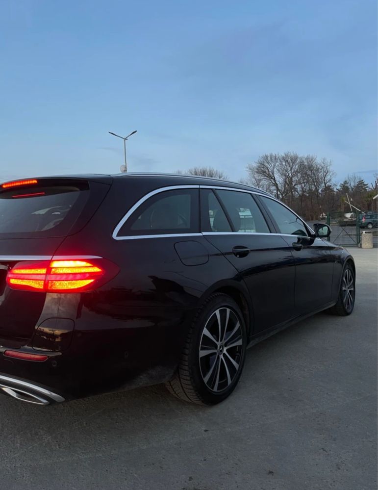 Mercedes-Benz e300 de Plug-in Hybrid Нов внос Сервизна история