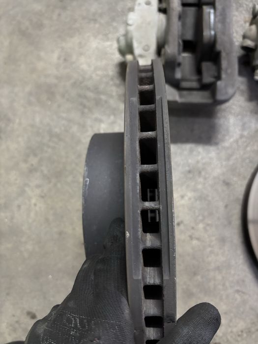 Спирачни апарати дискове и накладки BMW e60 324мм