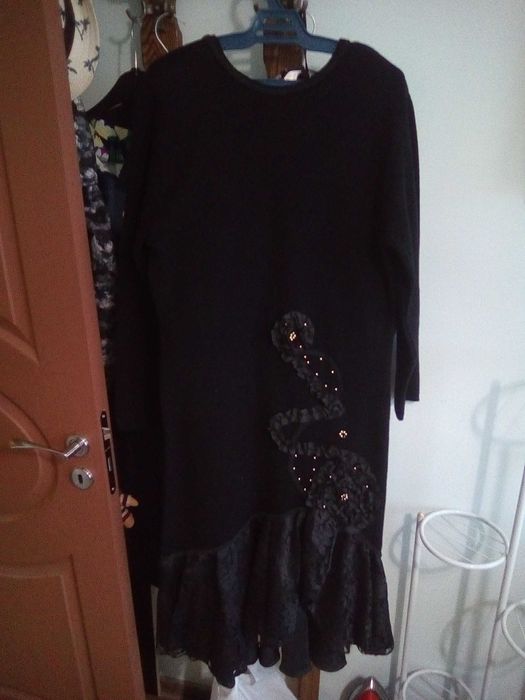 Красива дамска вълнена рокля за изискани дами.