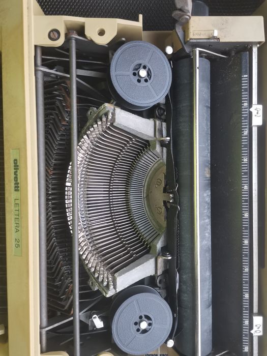 Masina de scris Olivetti Lettera 25