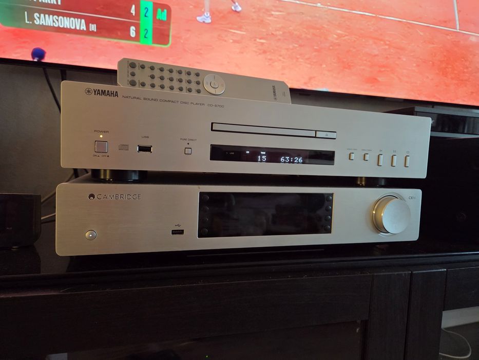 CD player Yamaha CD-S700 hi-fi