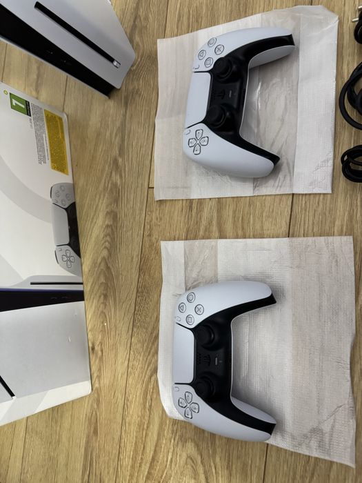 PlayStation 5 Slim, 2 manete, Factura/Garantie, Statie incarcare
