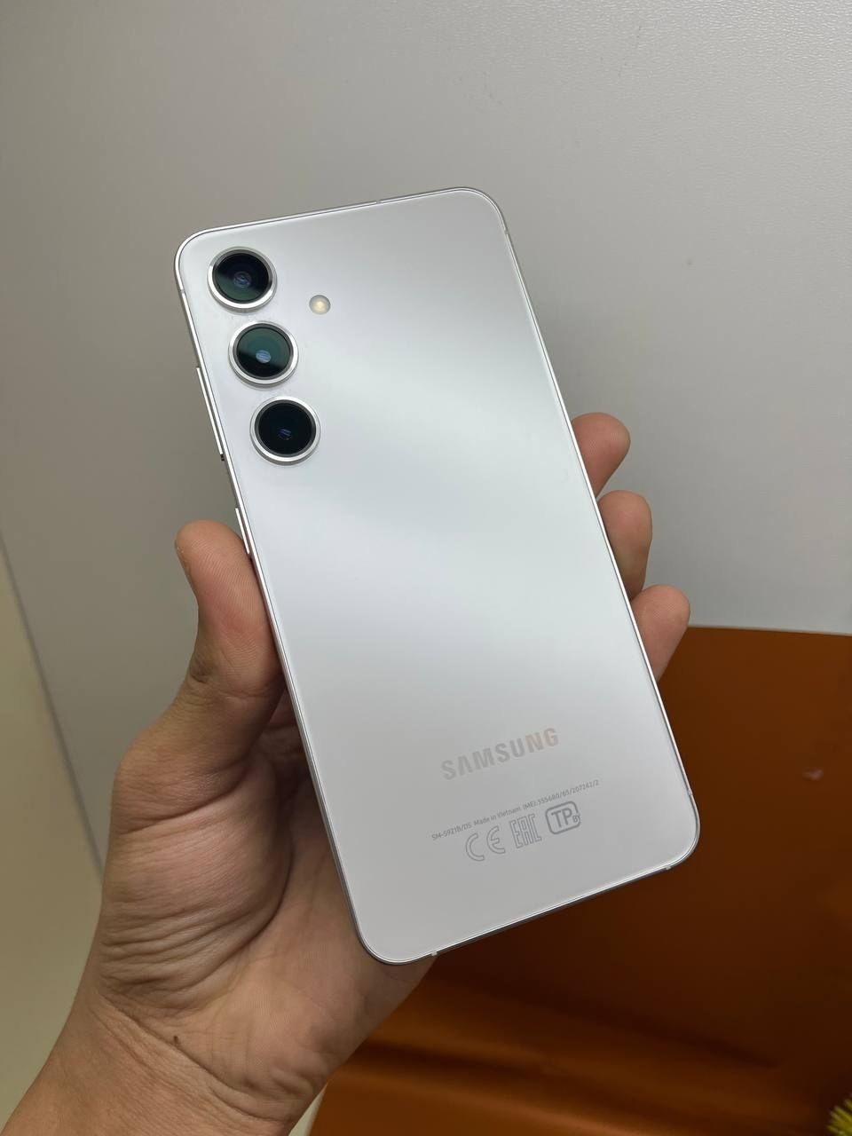 Samsung S24 plus xotirasi 8/256GB
