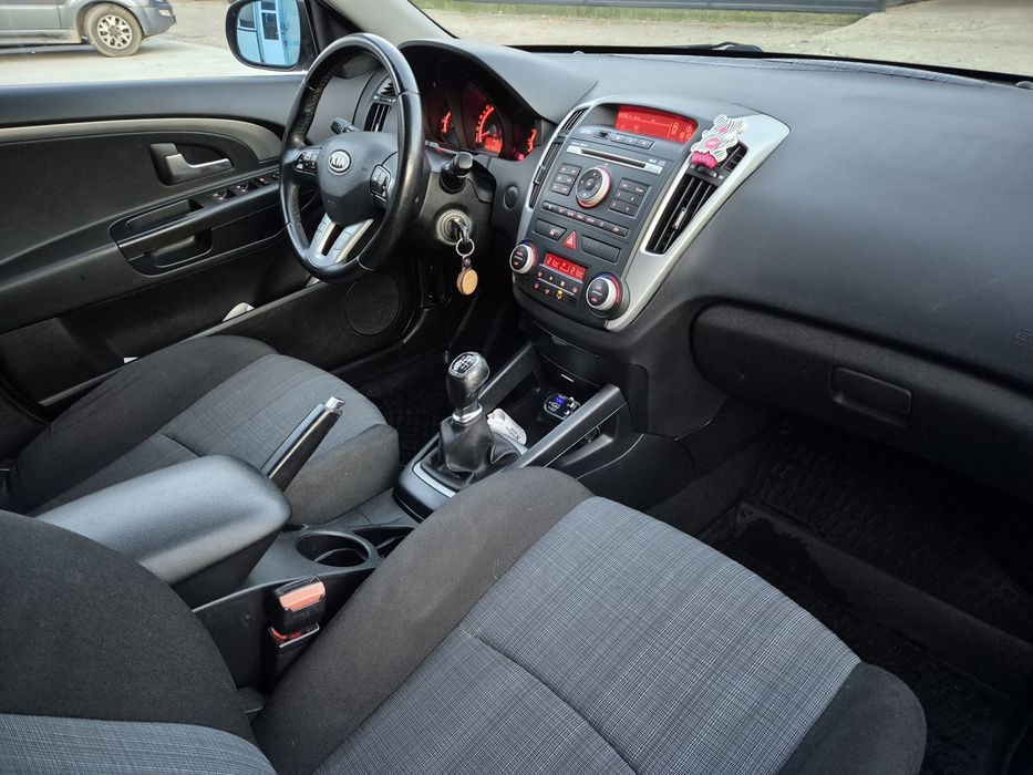 Kia Ceed  2010 1.6 crdi Schimb cu auto cu Cutie automată