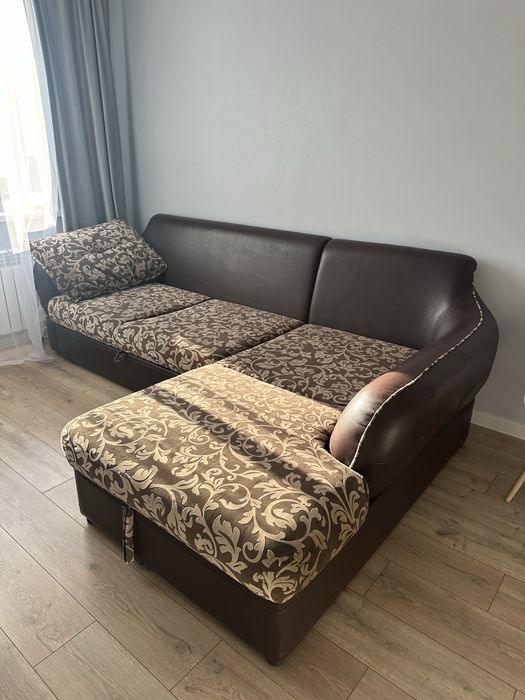 Продам срочно диван в хорошем состоянии ширина 3 метра