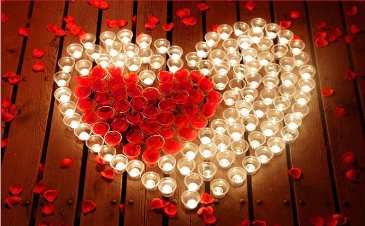 копринени листа листенца от рози романтика романтична вечер