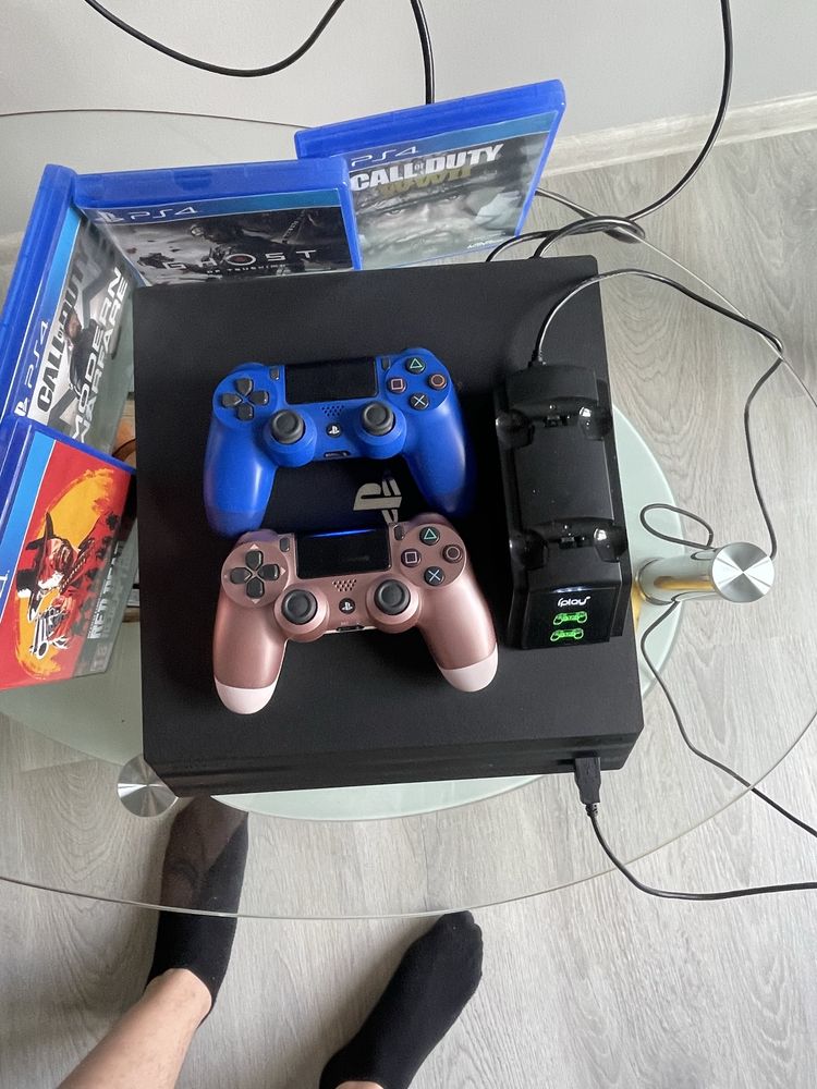 PS4 PRO 1TB + 2 джойстика + зарядно + 4 игри – ТОП!