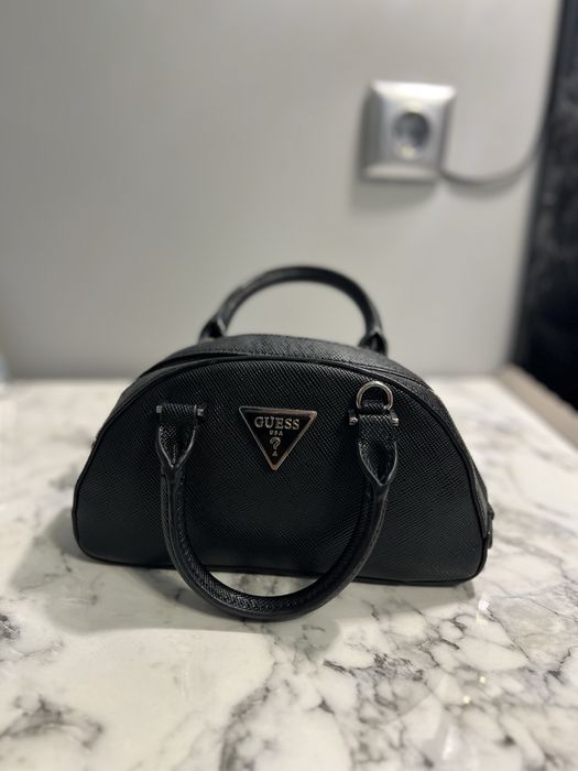 Черна чанта GUESS