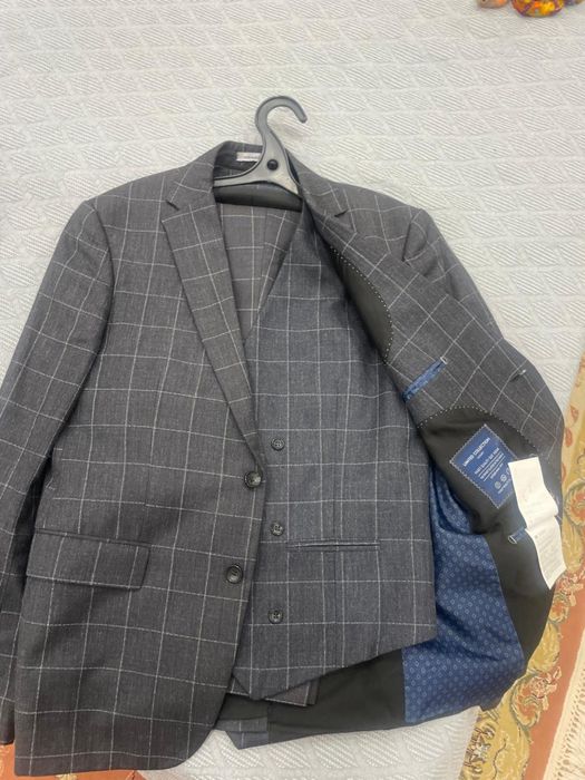 Костюм б/у тройка в размере 52 и костюм двойка 46 одевали пару раз.