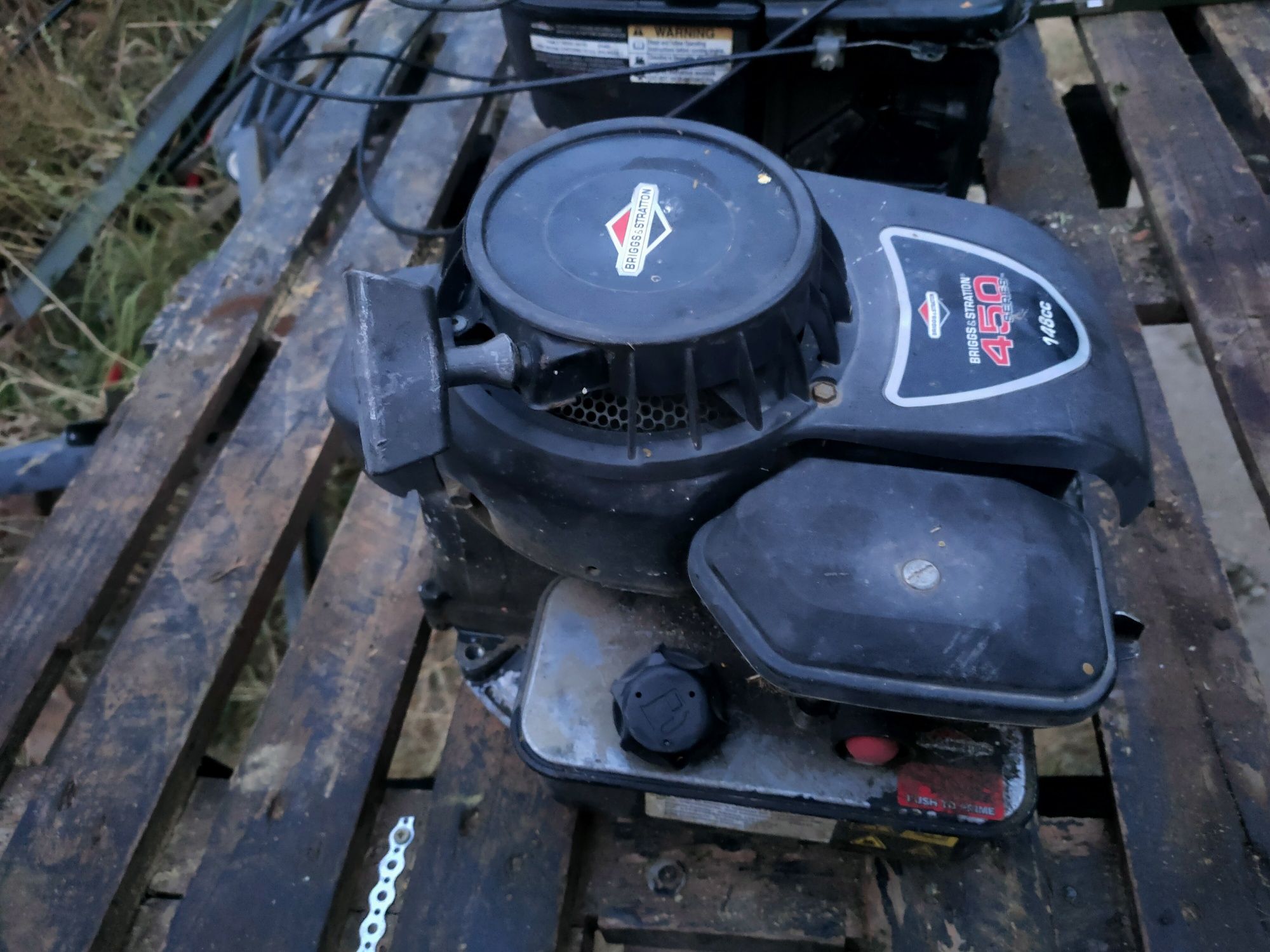 Vind doua motoare de cositoare