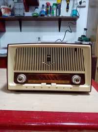 Aparat de radio Grundig, fabricat in 1957, functional.