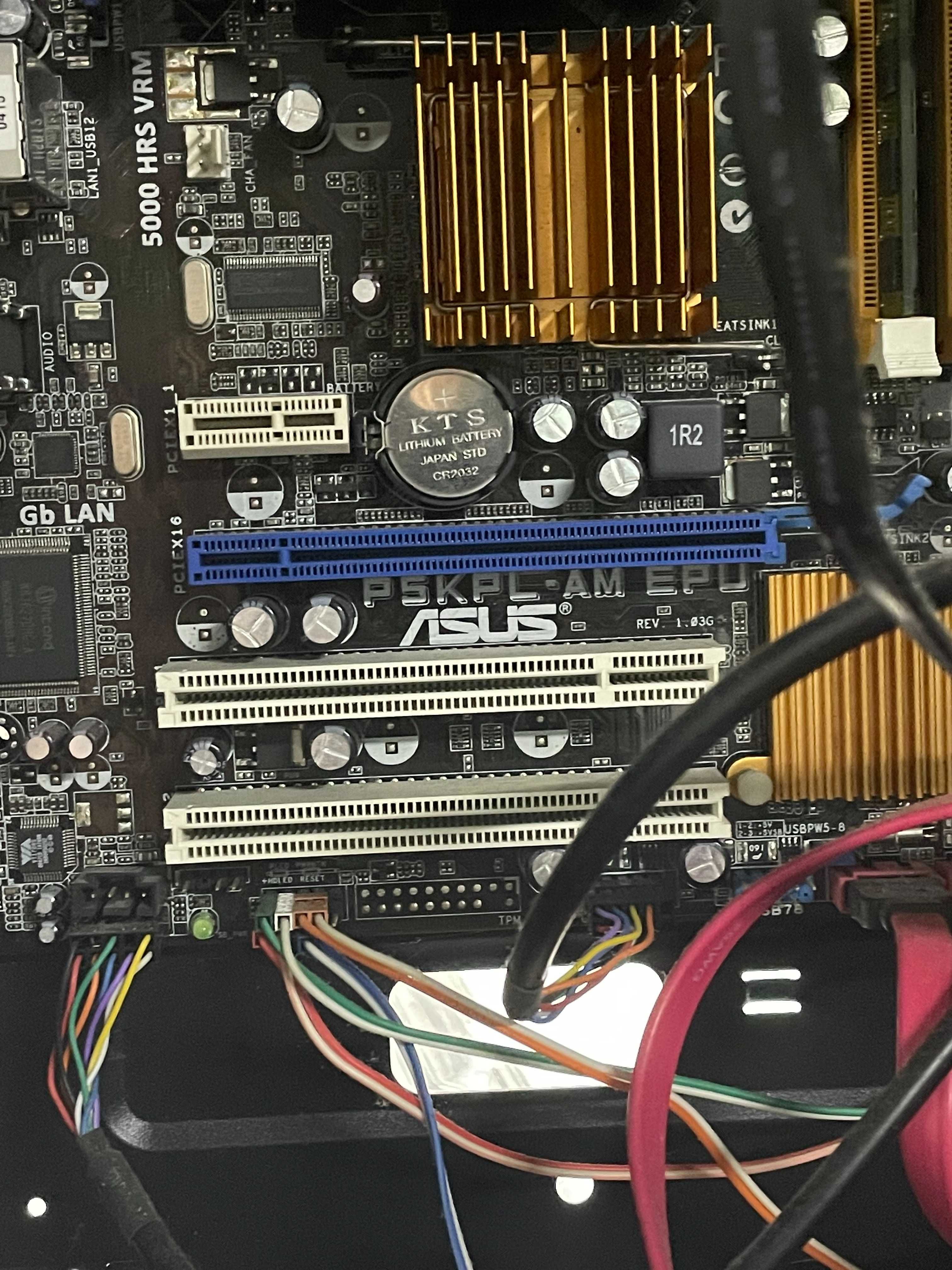Настолен компютър с монитор ASUS