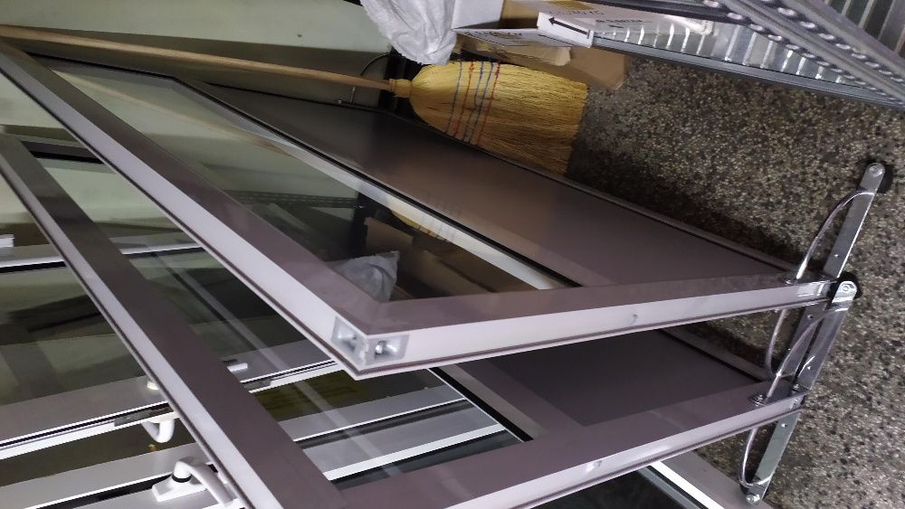 Продавам алуминиеви прегради/паравани на колелца