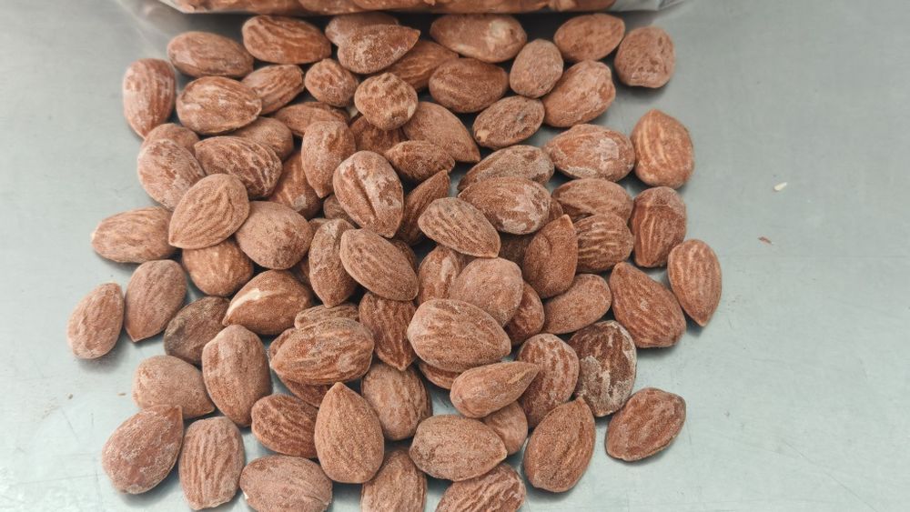 Прясно изпечен български бадем със сол – реколта 2025