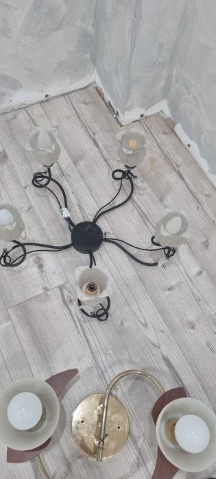 Продам люстры 3 шт