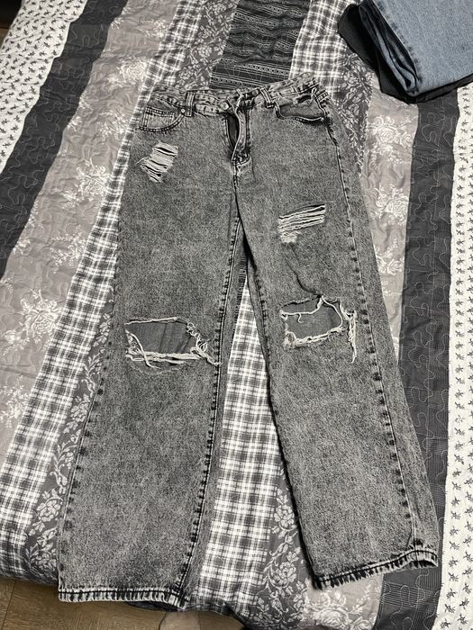 сиви скъсани дънки