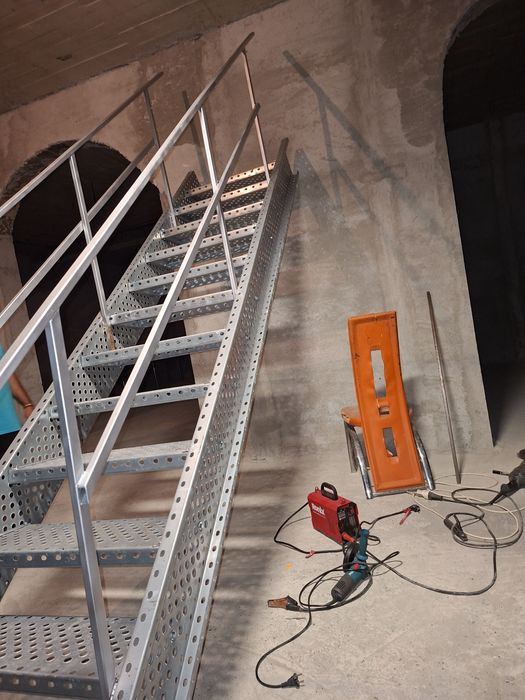 Vând scarii metalice zincate exterioare și pentru incendii , platforme