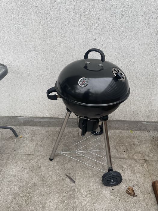 Gratar cu termometru, recipient cenusa si clapete tiraj Klugermeister