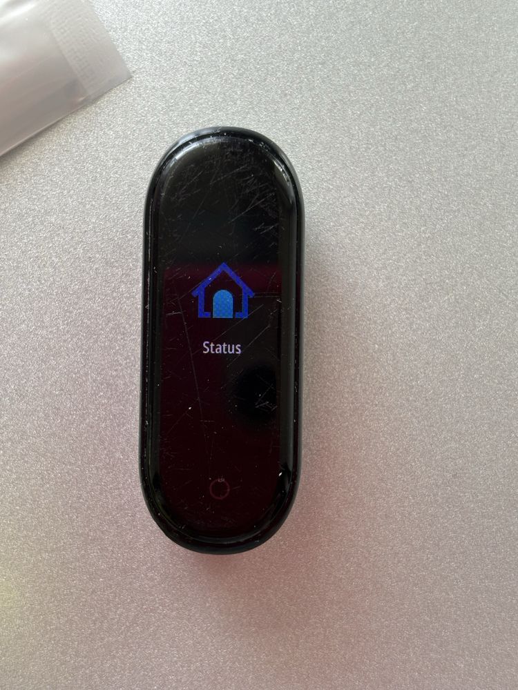 Mi Band 4 самый миниатюрный (рабочий, заряд держит, отдам быстро)