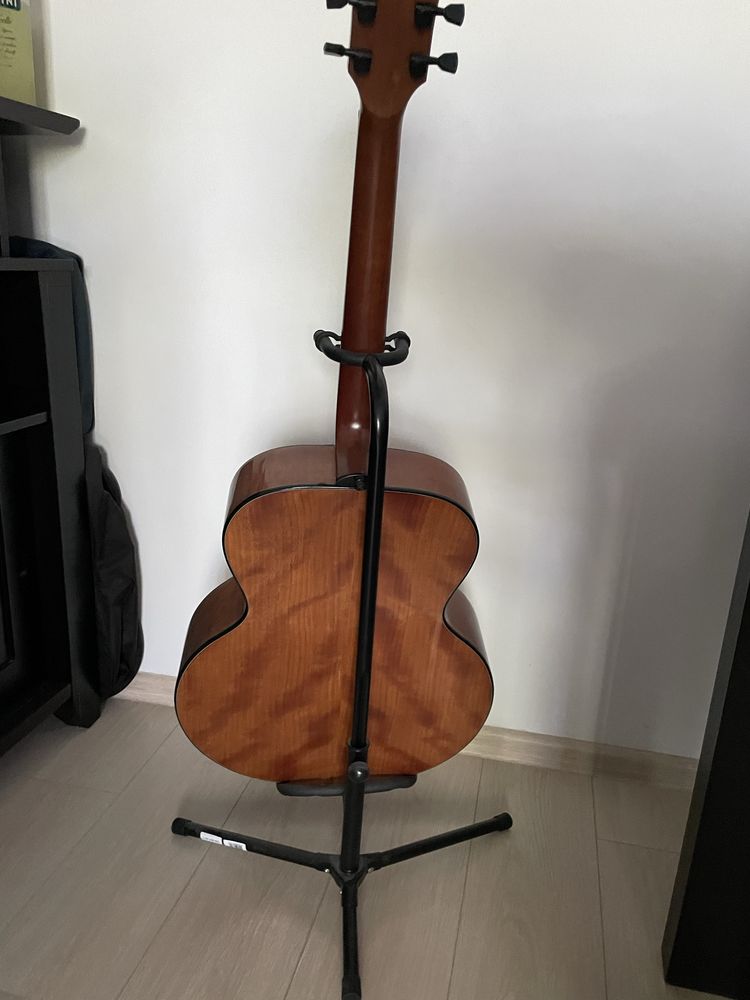Chitara acustica + Husa + Suport chitara + Capodastru + Carte melodii