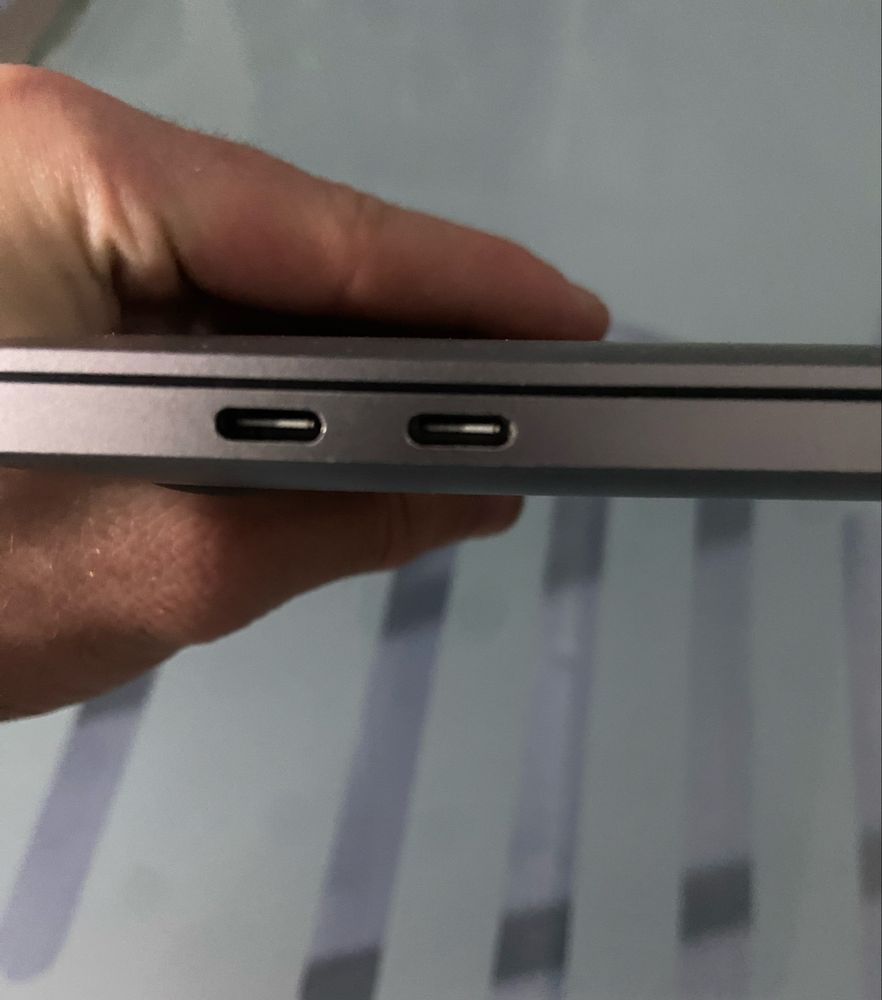 Продавам Macbook pro 13 2020