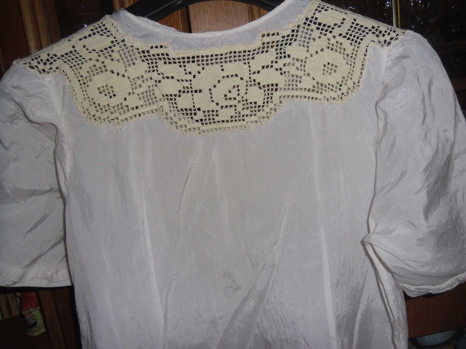 rochita vara ,broderie la gat