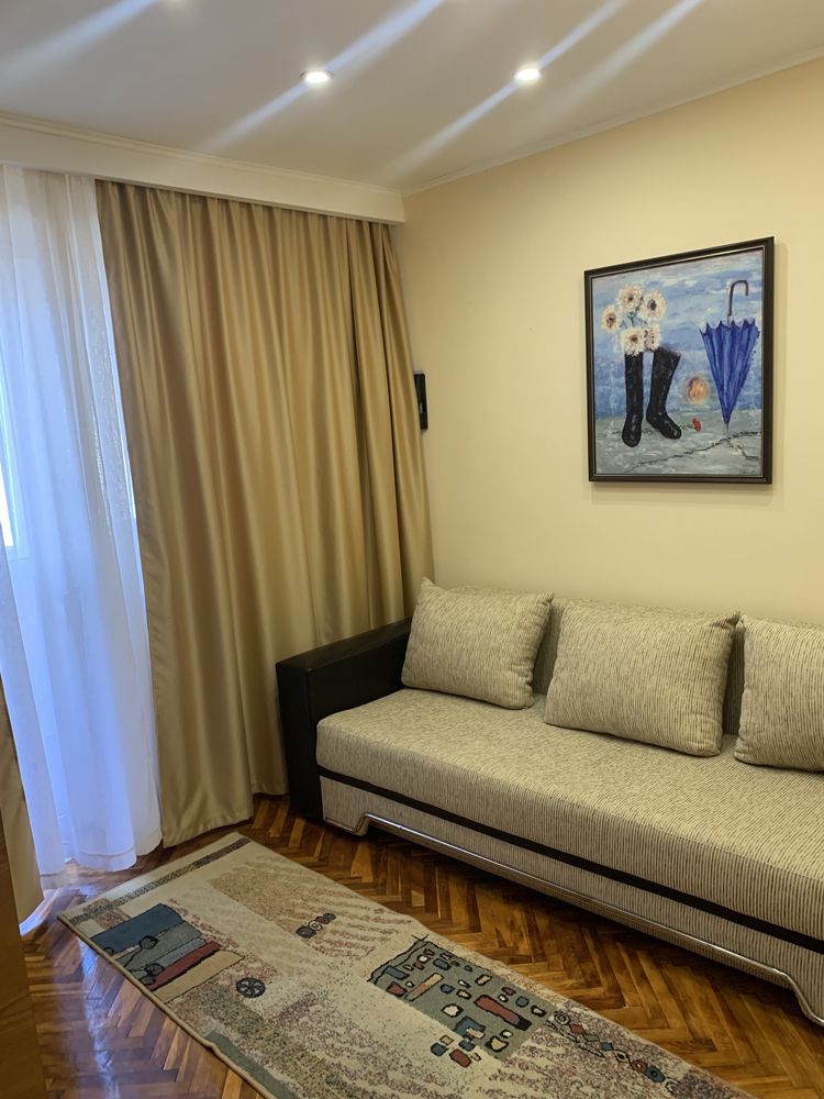 Inchiriez apartament CENTRAL 4 camere decomandate.