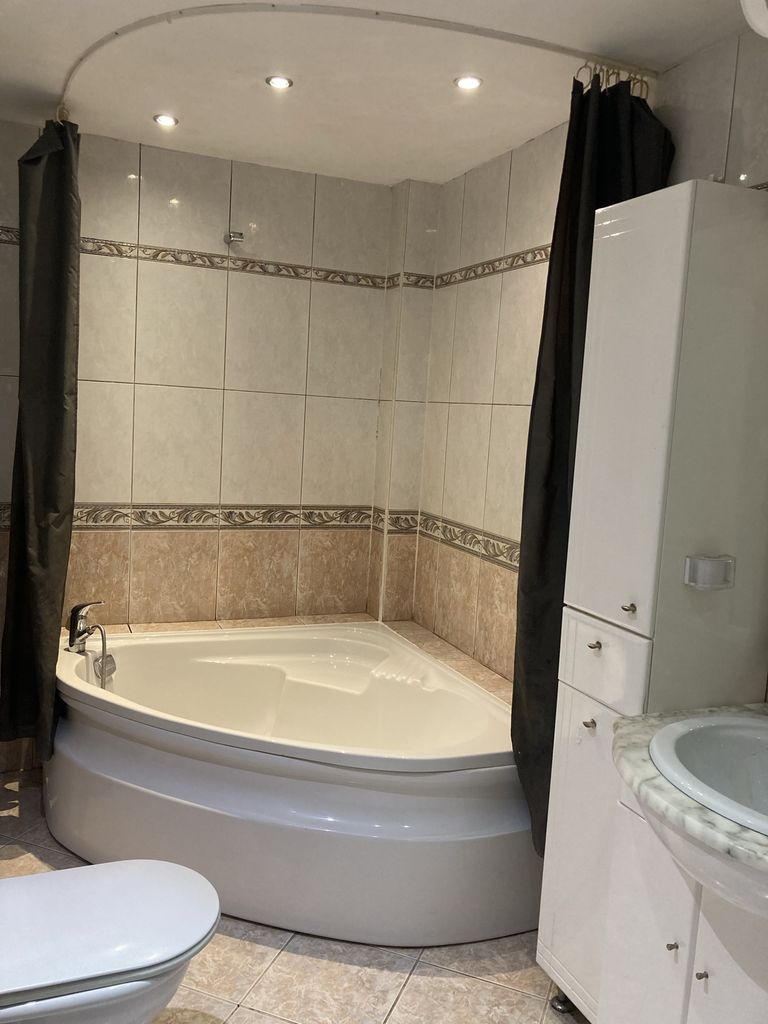 Дава се под наем Тристаен апартамент в Варна, Червен площад - 115 кв.м за 816 € - Снимка #15