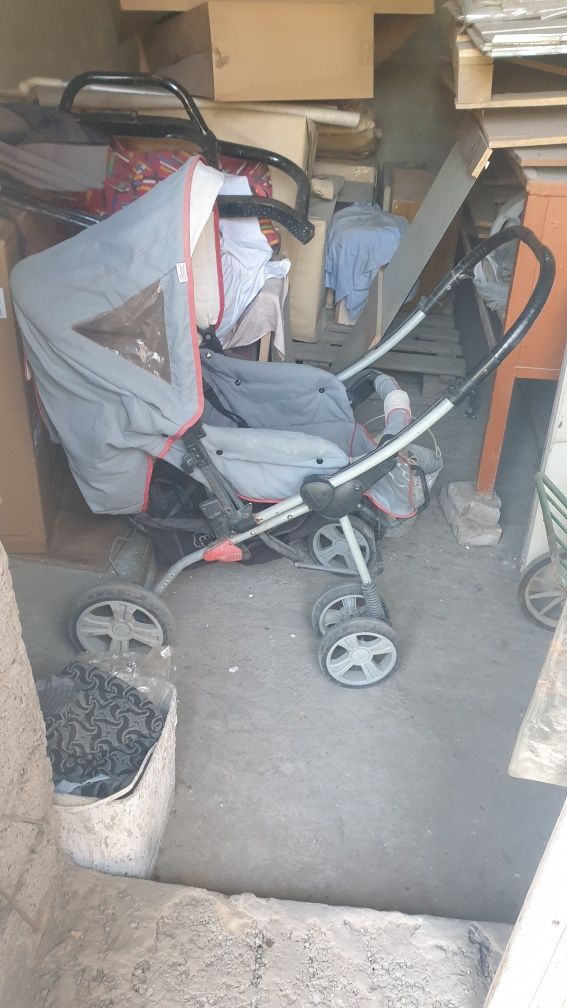 Болалар учун коляска сотилади.