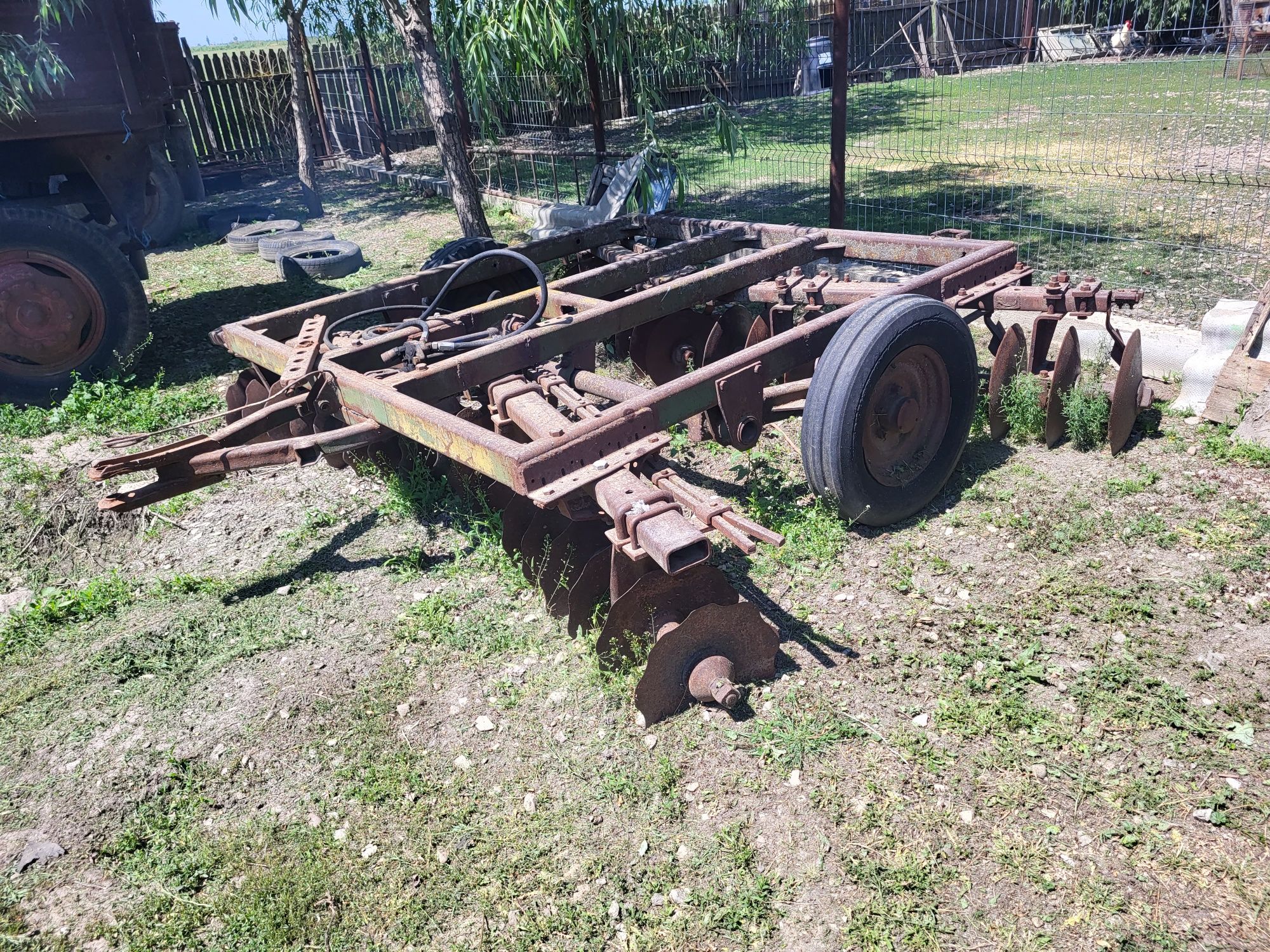 Vand trailer baloti,semanatoare porumb,disc agricol,tocatoare