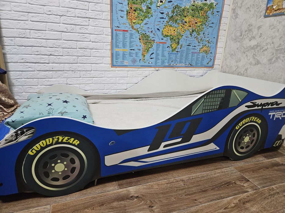 Продам детскую кровать машину