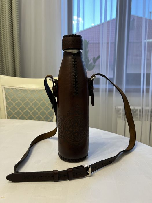 Бутылка в кожаном чехле