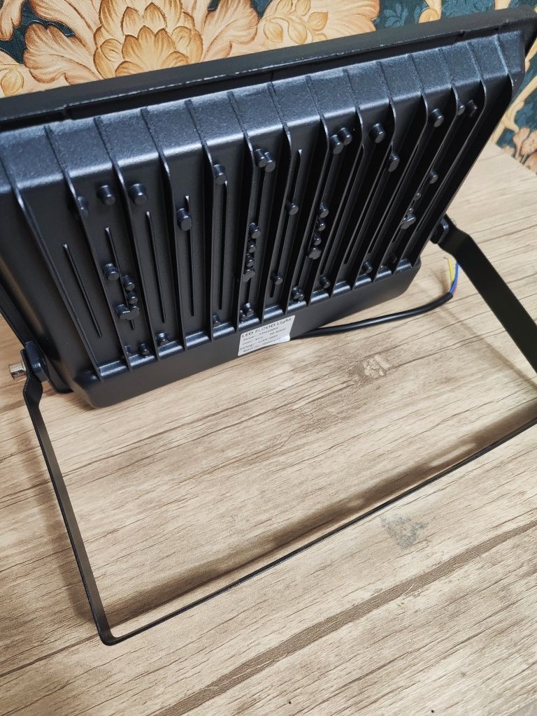 Led прожектор 100 ватт светит синим