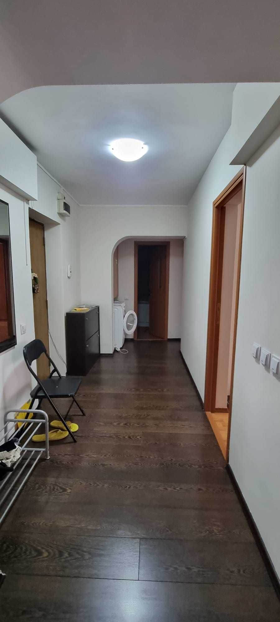 Ofer spre închiriere apartament de 3 camere, zona Nerva Traian