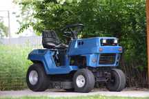 Tractoras tuns iarba