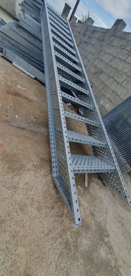 Scari zincate 75x27cm cu 12 trp