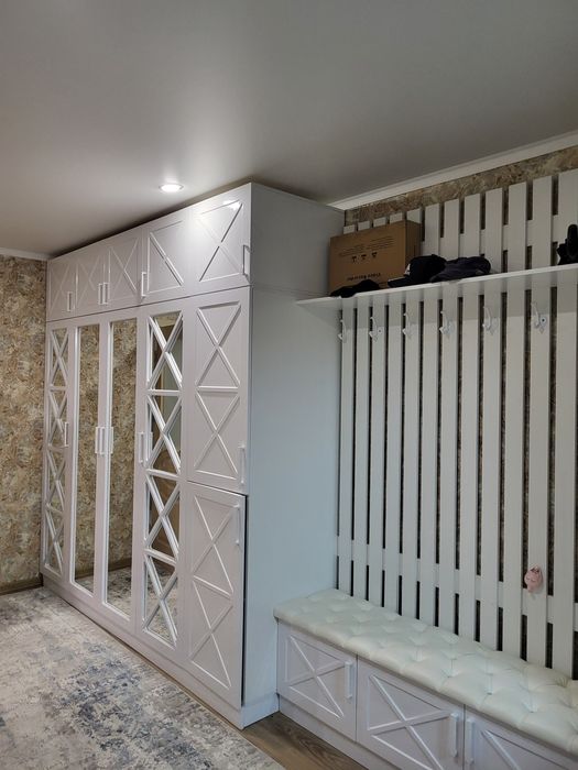 Продам прихожую 300.000