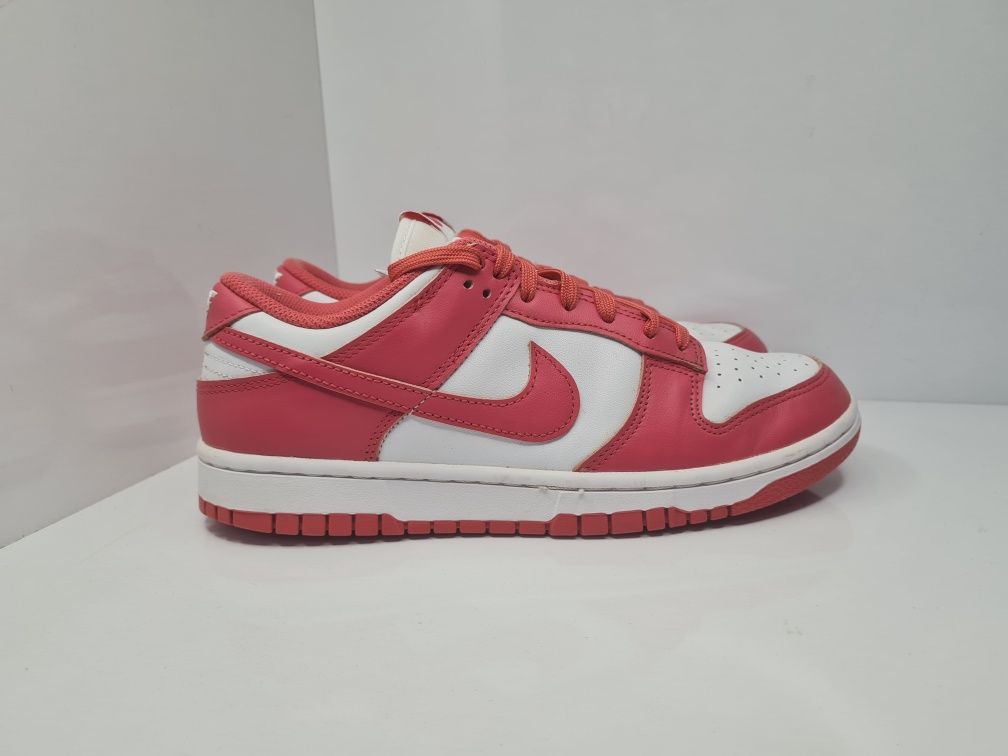 Кецове Nike Dunk Low 

Носени,но в отлично състояние. 

Размер 40.5 ст