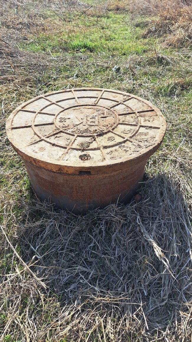 Трубы разные толстостение, люк на колодец