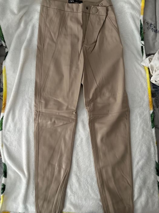 Vând blugi și pantaloni.